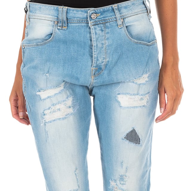 Long denim pants.
 Button closure on the front.
 Waist with belt loops.
 Two open pockets and a mini pocket on the front.
 Two open pockets on the back.
 Application of laminated label and brand name, on the side of the waistband, on the back.
 Straight hem cut.
 Seams seen in tone.
 Composition: 98% Cotton, 2% Elastane
 Care:
- Wash maximum at 40ºC.
 - Iron at medium temperature, max. 110ºC.
 - Allows you to use a dryer.
 - Do not use bleach.
 - Does not support dry cleaning.