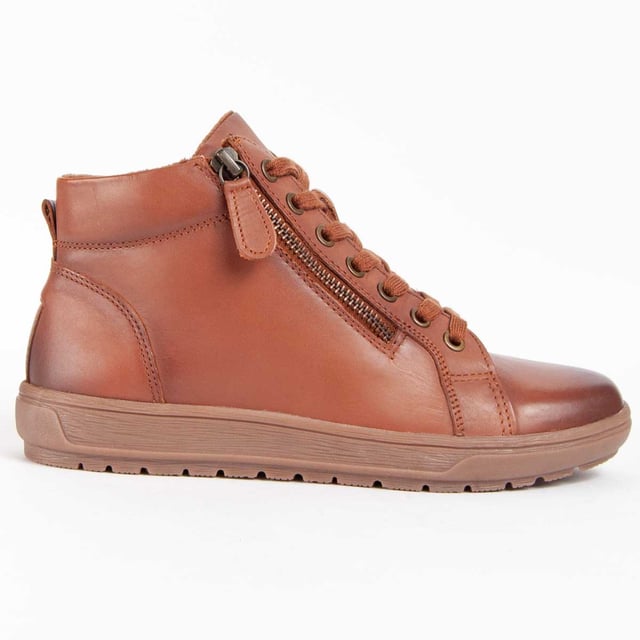 Garantía Purapiel, 10 años de garantía. Botín casual para mujer. Fabricado en cuero 100% natural libre de Cromo VI. Materiales de máxima calidad. Plantilla acolchada. Fabricado por otras marca para nuestra marca. Medidas aproximadas: 10 cm alto de caña y 8 cm ancho de caña.