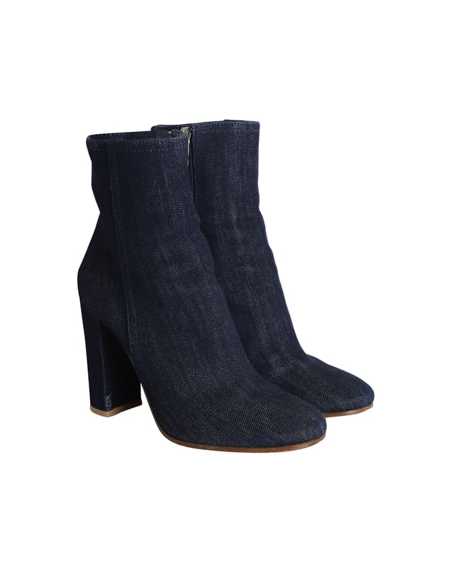 VINTAGE, RRP AS NEW
These ankle boots from Gianvito Rossi are ideal for an after-dark look. Made with a block heel and easy zipped design, these boots are crafted from soft blue denim. Pair them with tailored trousers for a relaxed yet flattering look.
*with dust bag

Gianvito Rossi Block Heel Ankle Boots in Blue Denim 
Material: Denim
Size: IT37
Condition: Very good
Sign of wear: Moderate wear on soles
SKU: 292224