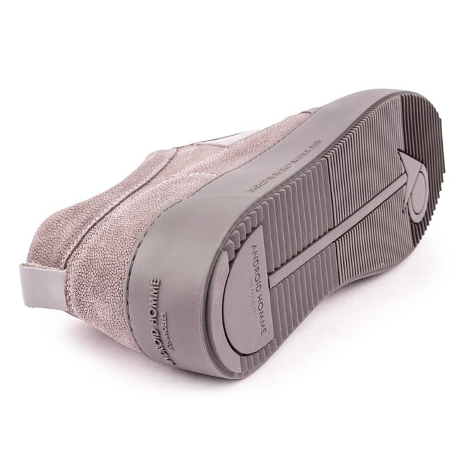 Una evolución de las famosas zapatillas Point Dume de Android Homme. reformateado en un estilo recientemente actualizado. Manteniéndose fiel a su forma original. elaborado a partir de la exclusiva suela. una llamativa parte superior de gamuza contigua con detalles de reptil. marca dorada y ojales con anilla en D. Con estos contemporáneos. zapatos de salón de lujo. Estarás listo para tus encuentros urbanos.