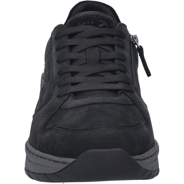 Ontdek elegantie en ongeëvenaard comfort met de Mitchell 50, een uitstekende schoen van JOSEF SEIBEL. Deze herenschoen in diepzwart straalt een tijdloze elegantie uit die perfect is voor zowel ontspannen alledaagse kleding als casual gelegenheden. De Mitchell 50 is meer dan alleen een sportschoen; het is een eerbetoon aan het vakmanschap en de aandacht voor detail die JOSEF SEIBEL al generaties lang kenmerken. Het bovenmateriaal van het fijnste nubuck rundleer geeft de schoen niet alleen een verfijnde look, maar staat ook garant voor duurzaamheid en robuustheid. Met de innovatieve MultiFit technologie en comfortabele wijdte H biedt de schoen een aanpasbare pasvorm, ideaal voor bredere voeten. De zool, een combinatie van EVA en rubber, is niet alleen resistent en duurzaam, maar ook licht en flexibel, wat het comfort aanzienlijk verhoogt. Het licht gestructureerde profiel zorgt voor optimale grip bij tal van buitenactiviteiten. De Mitchell 50 is waterafstotend en heeft een vetersluiting, waardoor het de ideale metgezel is voor elke vrijetijdsactiviteit. Of het nu gaat om een wandeling in het park of een ontspannen middag in de stad, deze schoen ondersteunt elke stap. De Strobel-constructie bevordert de stabiliteit en draagt bij aan een verbeterd loopgevoel. Met de Mitchell 50 richt JOSEF SEIBEL zich op slow fashion - een bewuste keuze tegen fast fashion ten gunste van duurzame en hoogwaardige schoenenproductie. Met deze sneaker koop je niet zomaar een schoen, maar een stukje vakmanschap dat bij elke stap het verschil maakt.