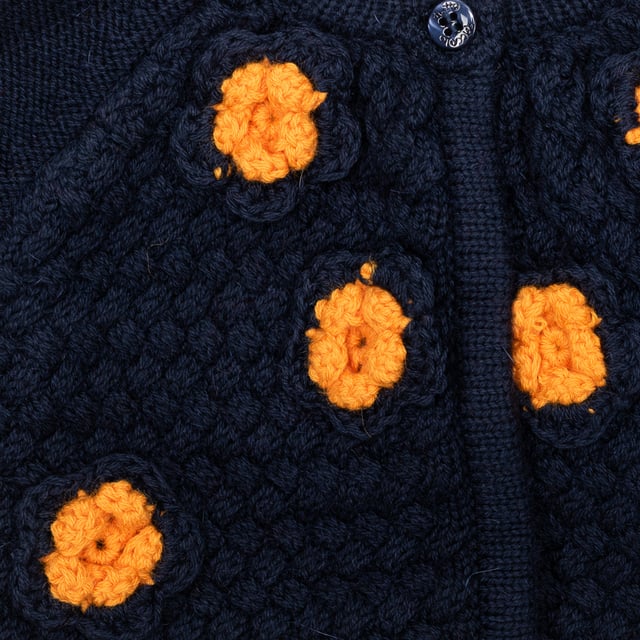 Tricot knit jacket.
 Round neck.
 Button closure on the front.
 Embroidered details on the front.
 Composition: 75% Cotton, 20% Polyamide, 5% Wool
 Care:
- Wash maximum at 30ºC.
 - Iron at medium temperature, max. 110ºC.
 - It is not allowed to use a dryer.
 - Do not use bleach.
 - Does not support dry cleaning.