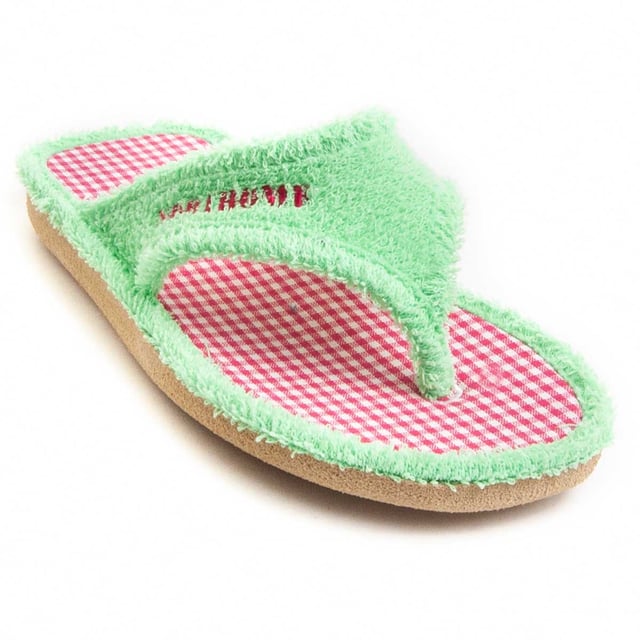 Hechas en España. Chancla confortable para mujer. Fabricada en los mejores materiales. Suela antideslizante. Cosido reforzado. Plantilla acolchada. Baja huella de carbono.