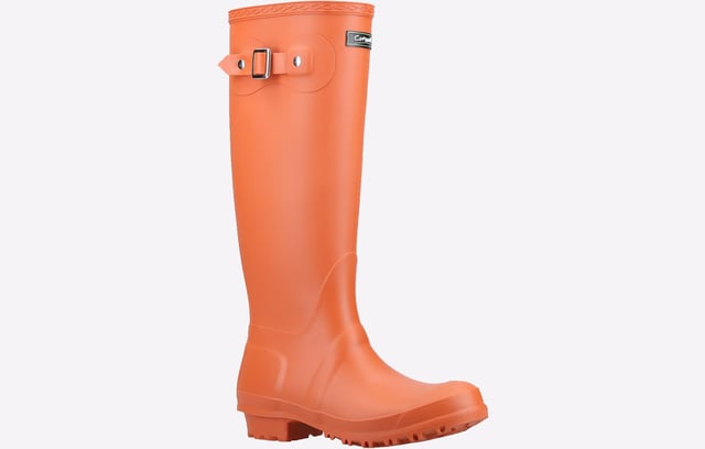 These classic style wellies are a must for the wet weather, featuring a side buckle strap these wellies are perfect for keeping your feet dry when the weather is looking cloudy
- Cotswold Sandringham Buckle-Up Wellington 
- Side buckle straps
- Classic style wellington- Fully Waterproof
- Calf circumference of 360mm