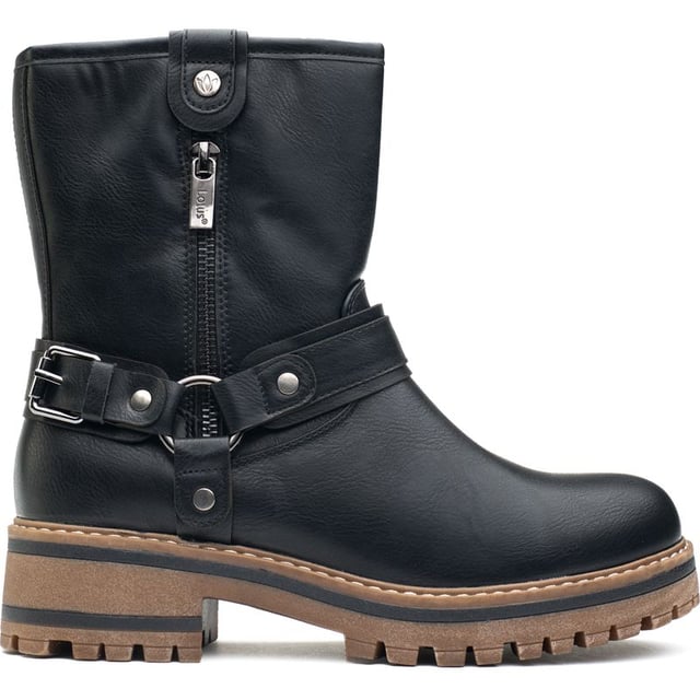 Abraza el estilo motero que llevas dentro con las botas Hyde de Lotus. Estas botas negras de media pantorrilla presentan un diseño rebelde con hebilla y cremallera. Confeccionadas con una parte superior con apariencia de cuero y una suela de goma resistente, prometen durabilidad y estilo. El forro polar garantiza calidez, mientras que la cremallera interior ofrece comodidad. Con un tacón de 4 cm y una suela con tacos, brindan la elevación y el agarre perfectos.