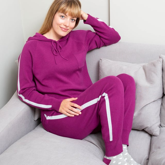 Time to put your feet up and unwind or simply enjoy an 'at home' day? If so,, look no further than our berry dark pink Hinton knit loungers which are something truly special. Our organic cotton midweight knit feels luxuriously soft and combined with our Hinton knit hoody will become the comfiest outfit in your wardrobe. Beautiful details include knitted side stripes and an adjustable elasticated waistband to ensure a great fit.