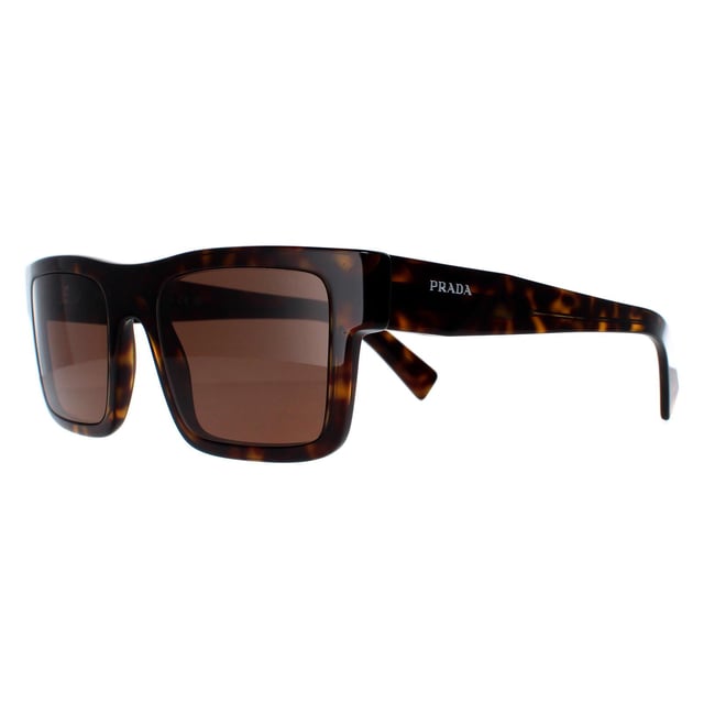 Las gafas de sol Prada PR19WS 2AU8C1 tortoise marrón oscuro son un diseño moderno fabricado con material de acetato de alta calidad que garantiza durabilidad y comodidad. Las patillas están decoradas con el icónico logotipo de Prada, que añade un toque de sofisticación. Estas gafas de sol son perfectas para cualquier ocasión, ya sea un día al sol o una salida nocturna por la ciudad.