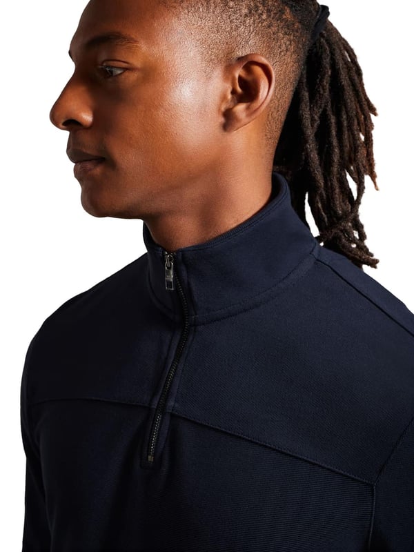 Experimenta un estilo sin esfuerzo con la Sudadera de Media Cremallera Gazine de Ted Baker. Hecha de una lujosa mezcla de algodón y con cuello alto, media cremallera y paneles texturizados sutiles, esta pieza es perfecta tanto para noches en casa como para salir. El suave algodón garantiza la máxima comodidad en días relajados, mientras que la cremallera y las mangas largas añaden un toque de refinamiento. Acepta este elegante y versátil suéter como una pieza básica en tu rotación diariaTed Size 1 = XS, 2 = S, 3 = M, 4 = L, 5 = XL, 6 = 2XL, 7 = 3XL