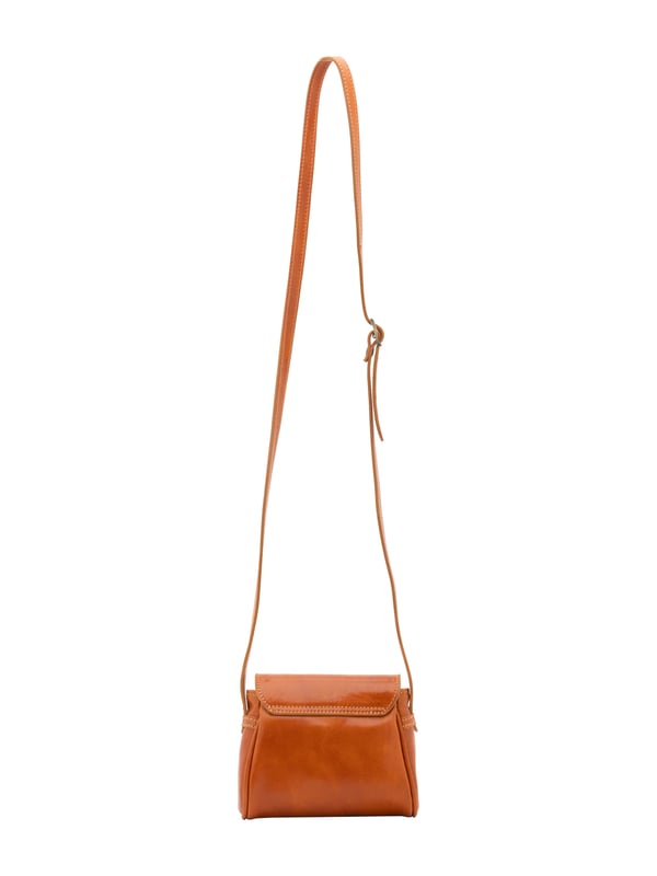 Crossbodytas voor dames met magneetsluiting. ontbrekende binnenzakken. afwezige externe zakken. verstelbaar in lederen schouderband. ontbrekend handvat. een binnencompartiment.  extern materiaal. gevoerd met katoenen binnenkant. Afmetingen: 14x18x7 cm. Gemaakt in Italië