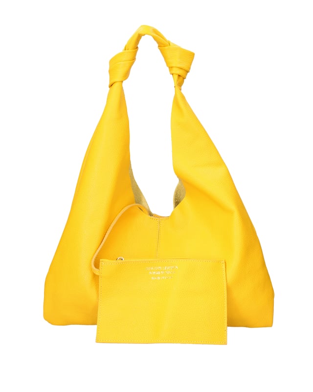 Bolso bandolera para mujer. El cierre es con botón magnético. Faltan bolsillos internos. Los bolsillos externos están ausentes. Falta la correa para el hombro. El mango es de cuero. Hay un compartimento interno. El material exterior es piel auténtica tipo dólar. Internamente está forrado en tejido 70% algodón - 30% poliéster. Medidas: 40x42x2 cm. Hecho en Italia