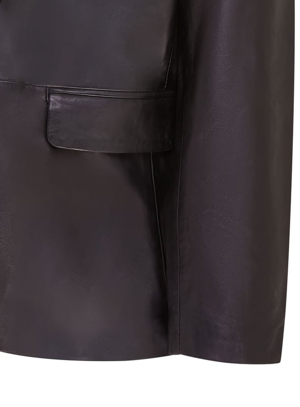 Una gran opción para crear un look sofisticado para ocasiones más formales, esta chaqueta blazer está confeccionada en nuestro cuero napa de grano completo de primera calidad. Con un solo pecho y bolsillos con solapa ubicados en la cintura, esta chaqueta viene con las características tradicionales apreciadas. Esta chaqueta también ha sido diseñada en una silueta delgada como es tradicional para las chaquetas de tres botones de estilo europeo y está ajustada en la cintura para lograr el ajuste perfecto. Cuatro botones en cada puño abierto y una sola abertura en la parte trasera de la chaqueta también se introdujeron para garantizar la comodidad y el ajuste ideal. Para el estilo, nuestra recomendación es seguir la regla de "a veces, siempre, nunca" para abrochar los tres botones para lograr el mejor look. • 100% cuero napa ultra suave de primera calidad • Blazer formal de un solo pecho con tres botones • Cuatro botones en cada puño y una sola abertura en la parte trasera de la chaqueta