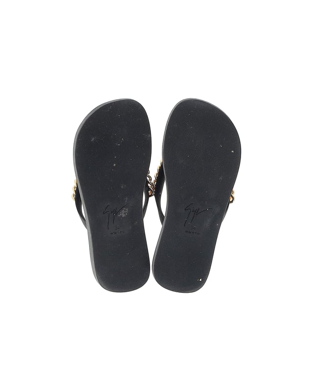 VINTAGE, RRP AS NEW
Experience luxury and style with the Giuseppe Zanotti Chain Hollywood Slides in Black Rubber. These slides offer a perfect blend of comfort and elegance, crafted with high-quality black rubber that feels great against the skin. The standout feature of these slides is the chain detail on the vamp, which adds a touch of sophistication and glamour to the overall design. 
*with box

Giuseppe Zanotti Chain Hollywood Slides in Black Rubber
Color: Black
Material: Rubber
Condition: Very good
Size: EU34
Sign of wear: Light wear throughout
SKU: 365173 / TONPUGBSH365173W