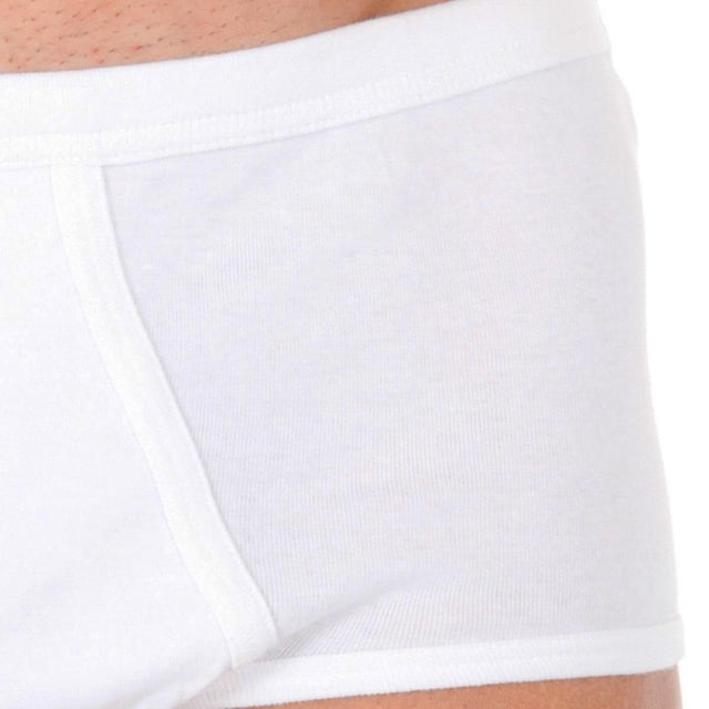El pack de 2 slips clásicos con abertura lateral para hombre, también conocido como "paquete de 2 calzoncillos tradicionales con apertura lateral" o "conjunto de 2 briefs clásicos con abertura", es una elección ideal para aquellos que valoran el diseño atemporal y la funcionalidad en su ropa interior.

Cada slip del pack de 2 slips clásicos con abertura lateral está confeccionado con materiales de alta calidad como algodón puro o mezclas de algodón con elastano, garantizando una sensación suave y cómoda contra la piel. El diseño con abertura lateral facilita el acceso y proporciona una mayor comodidad durante el uso diario.

La cintura elástica de estos calzoncillos tradicionales con apertura lateral asegura un ajuste firme y cómodo, manteniéndose en su lugar sin causar molestias. Las costuras planas y reforzadas añaden durabilidad y evitan las rozaduras, asegurando que este conjunto de 2 briefs ofrezca una experiencia de uso sin irritaciones.

El ajuste ceñido de los slips clásicos con abertura lateral proporciona el soporte necesario, permitiendo una libertad de movimiento óptima. Su diseño sencillo y práctico es perfecto para el uso diario y se adapta discretamente bajo cualquier tipo de ropa.

Disponible en colores básicos y neutros, el pack de 2 slips clásicos con abertura lateral combina funcionalidad con un estilo discreto y elegante. Cada calzoncillo del conjunto está diseñado para ser duradero y cómodo, ofreciendo una excelente relación calidad-precio.

En resumen, el pack de 2 slips clásicos con abertura lateral es la elección perfecta para hombres que buscan una combinación de comodidad, soporte y diseño atemporal en su ropa interior. Este conjunto ofrece una calidad excepcional y una funcionalidad práctica, asegurando un ajuste perfecto y una comodidad duradera en cada uso.
 Composición: 100% Algodón
 Cuidados:
Lavar a mano a temperatura máx. 40º.
No utilizar lejía.
No permite el uso de secadora.
Planchar a temperatura máx. 130º.
No lavar en seco.