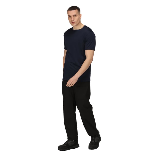 100% Polyester. Gewebetechnik: Antibakteriell, Feuchtigkeitsabweisend. Design: Reflektierend. Rundhalsausschnitt. Kurzärmlig.
