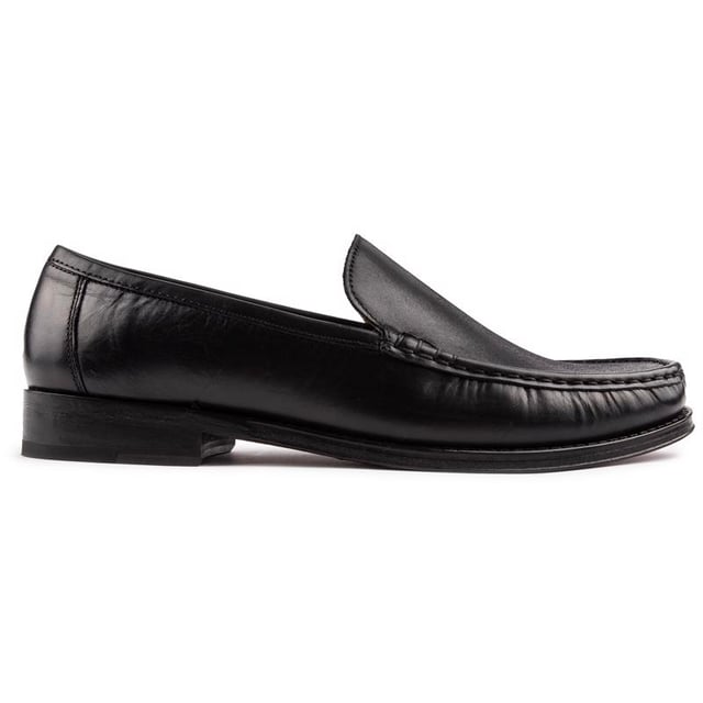 A Simply Smart Style And Timeless Design, The Black Racing Green Senna Men's Loafer Is A Must-have For The Easy-going Gentleman. Featuring A Luxurious Leather Upper With A Traditional Design And Moccasin Stitching, These Shoes Are Effortlessly Chic.