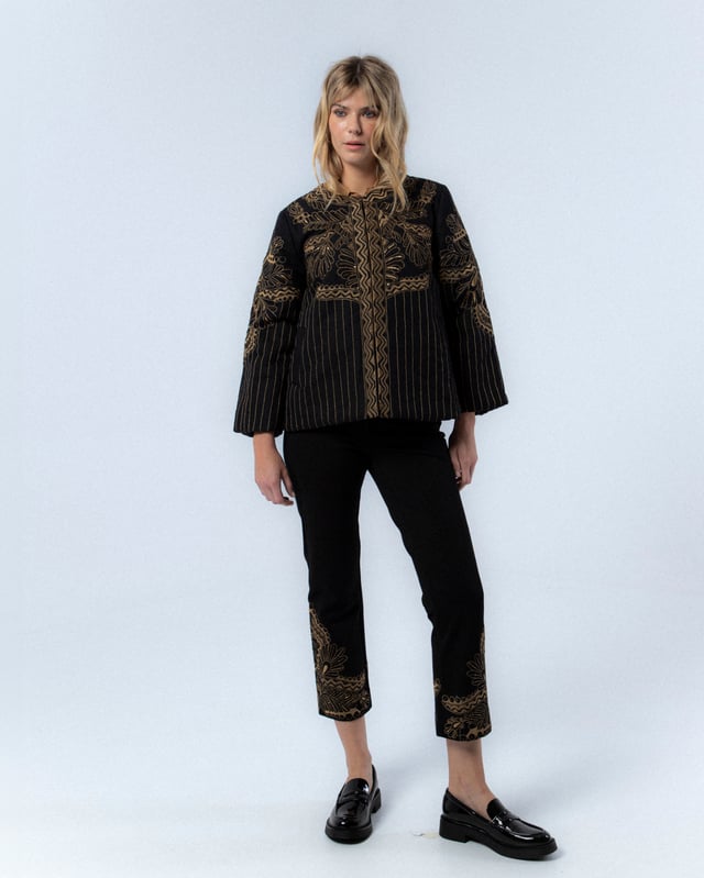 La Chaqueta Diana es una pieza clave para tu armario de otoño. Con su elegante diseño bordado y corte holgado, esta chaqueta ofrece un estilo sofisticado y moderno. Combínala con pantalones oscuros y tacones para un look chic y profesional.
 
 
 
 Chaqueta acolchada con cuello redondo.
 
 Manga larga.
 
 Bordado a máquina y a mano en delantero, espalda y mangas.