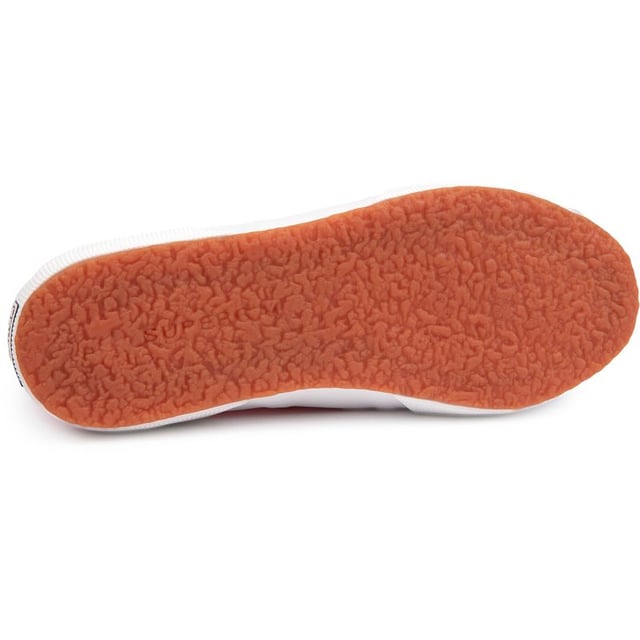 Eleva tu estilo con las zapatillas Superga 2740 Platform Lame. Esta elegante zapatilla cuenta con una suela con plataforma plana de 3,5 cm que le da un toque moderno a un look clásico. La parte superior de lona y la suela de goma vulcanizada brindan comodidad atemporal, mientras que los ojales de metal grabados añaden un carácter único. Perfecta para hacer una declaración de moda sin esfuerzo, la zapatilla de lona Superga 2740 Platform Lame está en la cima de tu lista.