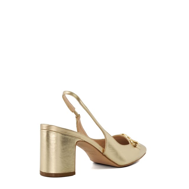 Dune Dames Gedetailleerde - Snaffle-Trim Gehackte Slingback Hakken Onze moeiteloos elegante, tijdloze Detailed slingbacks zijn de perfecte manier om weer terug te keren naar het aankleden. Ontworpen met verschillende afwerkingen, is deze amandelvormige silhouet de belichaming van verfijning, verbeterd met onze op maat gemaakte 'mirror D'-snaffle trim. Geplaatst op een stevige blokhak voor draaggemak en afgewerkt met een elastische band, is deze stijl ideaal voor feestkleding en meer.