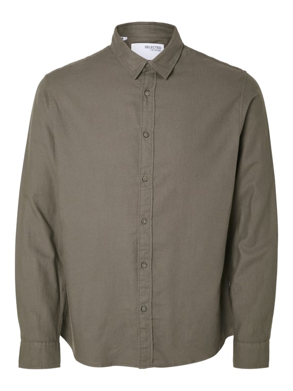 Breid je herfst- en wintergarderobe uit met het stijlvolle overhemd van Selected Homme voor heren.  Dit model combineert de klassieke overhemdkraag met een doorlopende knoopsluiting en biedt je een moderne slim fit die je silhouet perfect benadrukt.   Het hoge comfort en de hoogwaardige materialen maken dit overhemd met lange mouwen tot een onmisbare metgezel op kille dagen.   Het tijdloze ontwerp combineert elegantie en functionaliteit, zodat je het alleen of over een overhemd kunt dragen.   Perfect voor mannen die waarde hechten aan een stijlvolle maar comfortabele look.