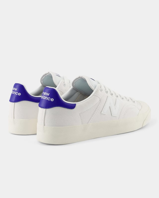This classic sneaker is designed with simple lines and clean colours, inspired by 70s basketball styles.
 