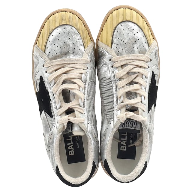 VINTAGE, RRP WIE NEU  
Erhebe deinen Street Style mit den Golden Goose Ball Star Special Edition Sneakers aus silberner Leder.  
Entfessle deinen inneren Trendsetter mit den Golden Goose Ball Star Special Edition Sneakers aus atemberaubendem silbernen Leder. Ein Statement-Stück für deine Garderobe, diese Sneakers kombinieren hochwertige Handwerkskunst mit einem futuristischen Touch. Der metallische Glanz verleiht einen auffälligen Charme, während die abgenutzten Details dem charakteristischen, getragenen Look von Golden Goose treu bleiben und mühelosen Coolness verleihen. Entwickelt für die moderne Fashionista, vereinen diese Schuhe Luxus und Komfort nahtlos und bieten gepolsterte Sohlen für den ganzen Tag.  
  
Golden Goose Ball Star Special Edition Sneakers aus silbernem Leder  
Zustand: Sehr gut  
Abnutzungserscheinungen: Enthalten Box., Keine Markierung an der Innensohle., Leicht gebraucht. Sehr leichte Markierung an den Sohlen.  
Verpackung: Box  
Farbe: Silber  
Material: Außen: Schafsleder 76%, Polyester 19%, Leder 5%  
Futter: Baumwolle 49%, Leder 31%, Polyester 16%, Polyurethan 4%  
Größe: EU37/IT37/US7/UK4  
Maße: Absatzhöhe: 30; Innensohlenlänge: 280  
SKU: NAPPUGBSH429084W