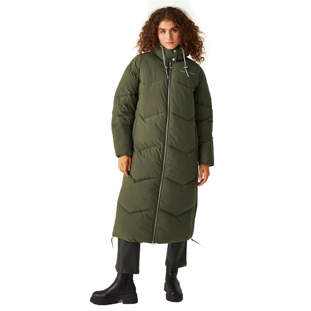 100 % polyester. Fyllning: Imiterad dun, fjäderfri, återvunnen. Design: Överallt tryck, broderad patch, logotyp, quiltad. Tygteknik: DWR-finish, slitstark. Urringning: Med huva. Ärmtyp: Långärmad. Nedre sidsöm, vändbar. Funktioner i huvan: Dragsko, Grown On Hood. Längd: Lång linje. Fickor: 2 nedre fickor med dragkedja, 2 sidofickor med dragkedja. Fästning: Full dragkedja, stöttning. Fåll: Justerbar. Hållbarhet: Cruelty Free, tillverkad av återvunnet material. 8 UK: 32 tum. 10 UK: 34 tum. 12 UK: 36 tum. 14 UK: 38 tum. 20 UK: 45 in. 18 UK: 43 tum. 16 UK: 40 tum.