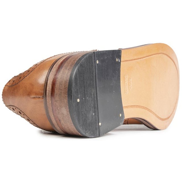 El zapato brogue SOLE Meath presenta parte superior y suela de cuero con detalles brogue clásicos y perforaciones.