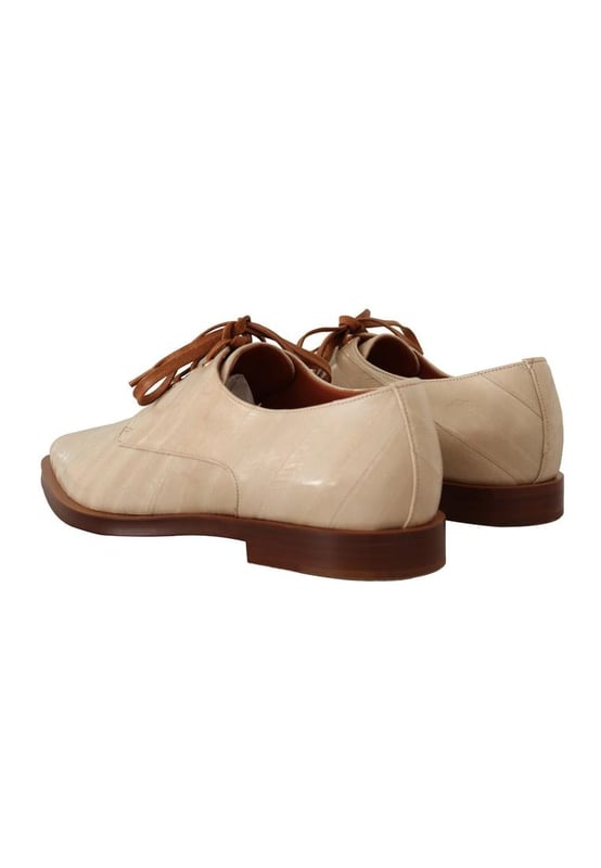 Marca: Dolce & Gabbana.
  Modelo: Pisos formales.
  Color: Beige.
  Material: 100% cuero de anguila.
  Suela: Cuero.
  Cierre: Con cordones.
  Detalles del logotipo.
  Alta calidad y comodidad.
  Fabricado en Italia.