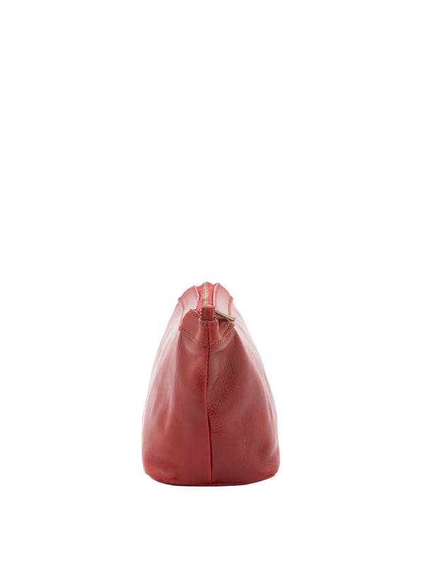 Bolso de mano unisex. El cierre es con cremallera. Los bolsillos internos son dos con cremallera y dos abiertos. Los bolsillos externos están ausentes. Falta la correa para el hombro. El mango es de piel. Hay un compartimento interno. El material exterior es auténtica piel de vacuno. Internamente está forrado en algodón. Medidas: 18x23x12 cm. Hecho en Italia
