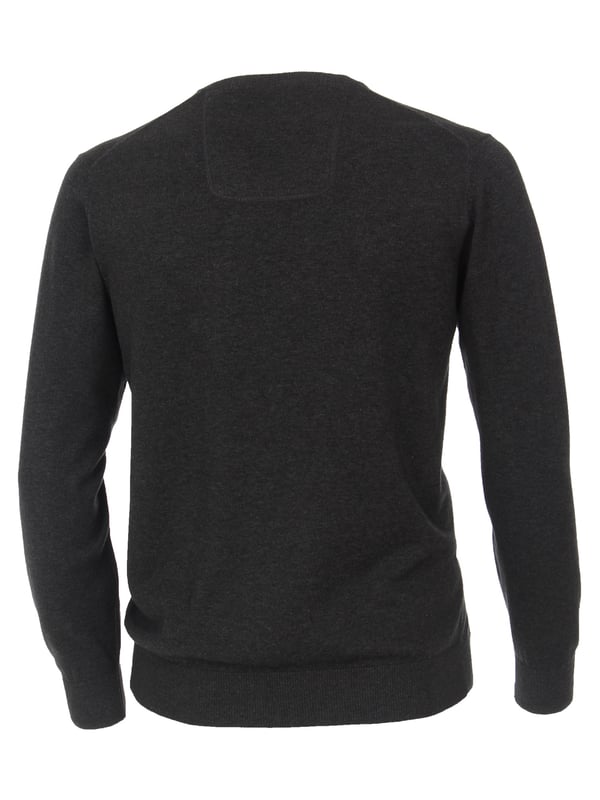 Dompel jezelf onder in een wereld van tijdloze elegantie met deze gebreide herentrui van fijn garen. Deze fijn gebreide trui belichaamt de ultieme combinatie van stijl en comfort en is meer dan alleen een kledingstuk - het is een uitdrukking van je persoonlijkheid.  Het zachte materiaal streelt je huid en biedt een ongeëvenaarde draagervaring. De normale pasvorm creëert een ontspannen elegantie die moeiteloos in je dagelijkse garderobe past. De V-hals geeft de trui een subtiele verfijning, terwijl de geribde boorden niet alleen zorgen voor een optimale pasvorm, maar ook een vleugje dynamiek en sportiviteit toevoegen.  Het geborduurde logo op de borst is niet alleen een handelsmerk, maar ook een statement van je individuele stijl. Het voegt een subtiele maar effectieve touch toe die deze gebreide trui een onmiskenbare identiteit geeft.