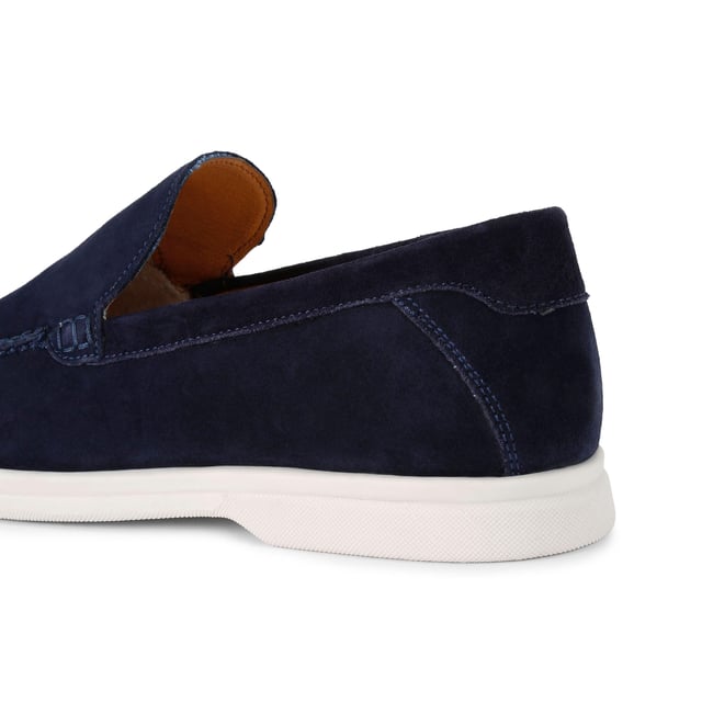 This KG Kurt Geiger Ryan is a navy suede slip on loafer with sleek upper. There is embossed branding on the back of the ankle.