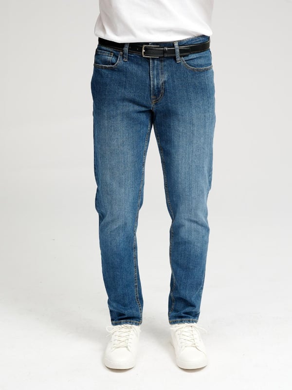 Gewone jeans van TeeShoppen  Deze jeans van TeeShoppen zijn zowel strak als comfortabel. Met jeans van TeeShoppen kun je je het hele jaar door vrij en comfortabel voelen. Een paar goede en comfortabele jeans is een must-have in elke garderobe. Hier zie je jeans in de kleur blauw. 
  Welke maat heeft de jeans?  Jeans kunnen worden geselecteerd in 36 verschillende maten. Bekijk en kies de maat onder "maat". De maten zijn aangepast voor mannen. 
  Over TeeShoppen  Bij TeeShoppen hebben we ons eigen productassortiment ontwikkeld. Het doel van ons assortiment is om je de mogelijkheid te geven om je garderobe te versterken met kleding die zowel basic als modern is. Maar ook al zijn de kleren basic, we hebben niet ingeboet op kwaliteit of ontwerp. De kledingstukken zijn gemaakt van luxe materialen die comfortabel zijn om te dragen en zijn ontworpen om te stylen voor elke gelegenheid. Wil je een tijdloze leverancier van mode voor zowel mannen als vrouwen? Dan is TeeShoppen de plek voor jou. We zijn specialisten in de verkoop van basic kleding. Je betaalt niet voor dure merken en kosten, maar alleen voor kwaliteit en service. En natuurlijk breiden we voortdurend ons assortiment uit in lijn met de mode, zodat je altijd moderne basic kleding bij ons kunt vinden.