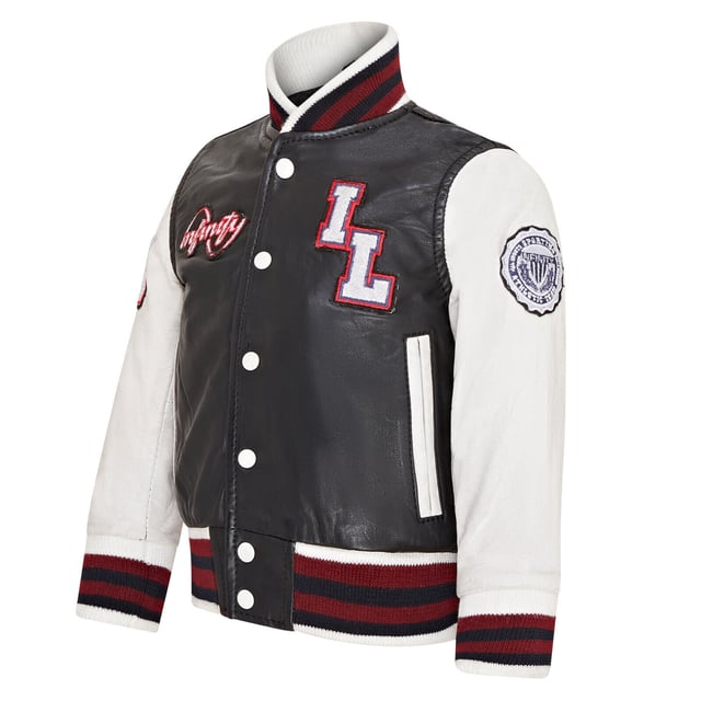 Maak kennis met het unisex leren honkbaljack voor kinderen, een perfecte mix van klassieke varsitystijl en modern vakmanschap. Dit Letterman-bomberjack heeft contrasterende mouwen en een gestreepte gebreide geribde kraag, tailleband en manchetten voor een tijdloze atletische look. De drukknoopsluiting aan de voorkant en geborduurde merklogopatches op de borst en mouwen voegen een vleugje authenticiteit en flair toe. Ontworpen met het oog op functionaliteit, heeft hij twee steekzakken in de taille en twee paspelzakken aan de binnenkant voor je essentiële spullen. De inzetstukken aan de achterkant van de jas zorgen voor een getailleerde pasvorm en superieur comfort. Contrasterende mouwen voor een stijlvolle look Gestreepte gebreide geribde kraag, tailleband en manchetten voor een klassieke afwerking Drukknopen aan de voorkant voor gemakkelijk dragen Geborduurde merklogopatches op de borst en mouwen voor extra detail Twee steekzakken in de taille.