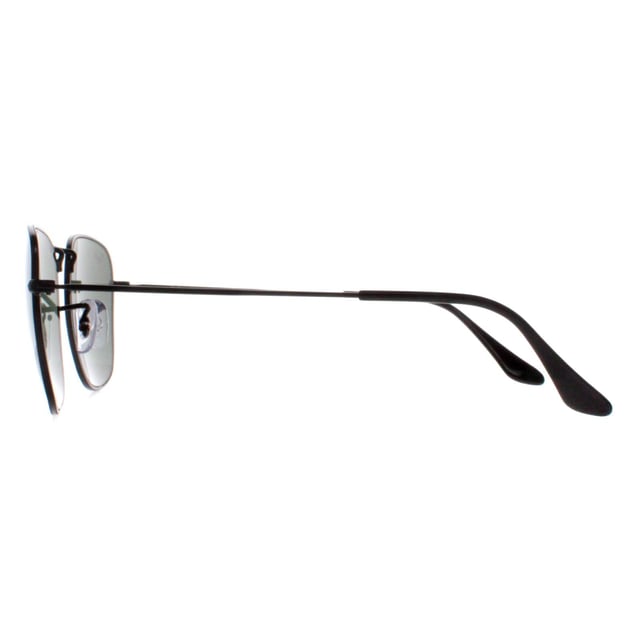 Las gafas de sol Ray-Ban cuadradas unisex negras G-15 verdes RB3857 Frank son un estilo retro fresco traído de vuelta de los años 90 con esta vuelta de tuerca a las clásicas gafas de sol redondas. Montura metálica fina combinada con patillas de acetato para un acabado contemporáneo.
