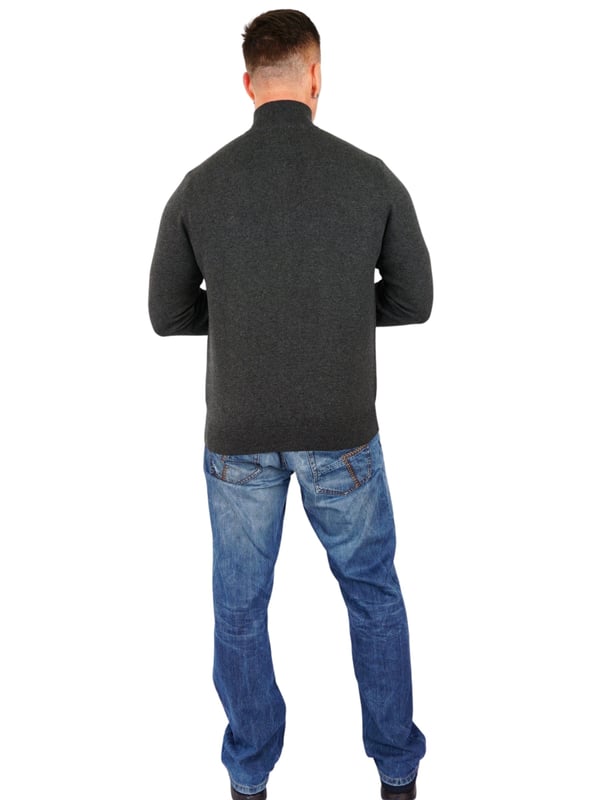 Een mooie fijn gebreide trui met een troyer kraag voor heren van het merk U.S. Polo ASSN. Aangenaam om te dragen, comfortabel en sportief gesneden tegelijk. Kan met veel kledingstukken worden gecombineerd. Hoogwaardig katoen en nauwkeurige afwerking kenmerken de mode van U.S. Polo ASSN.