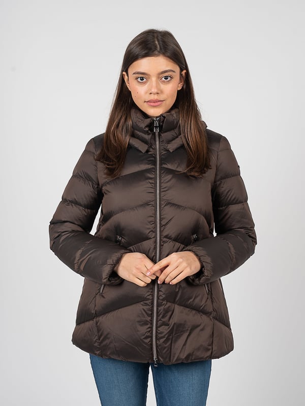 El diseño sencillo de esta chaqueta proporciona un estilo atemporal que funciona perfectamente en cualquier situación, y al mismo tiempo permite una fácil combinación con varios elementos del vestuario, creando un conjunto armónico.

La parte inferior suelta ofrece libertad de movimiento y comodidad al vestir, lo que es ideal para los días más fríos, cuando quieres sentirte cómodo y con estilo, sin restricciones.

La chaqueta acolchada no es solo una elección de moda, sino también práctica, ya que el acolchado ayuda a distribuir uniformemente el calor, lo cual es extremadamente importante en los días de invierno.

El cuello con cierre a presión es un detalle que añade un aspecto moderno a la chaqueta, al mismo tiempo que protege contra el viento, proporcionando calor y comodidad adicionales.

Cerrada con una doble cremallera logotipada, la chaqueta no sólo se ve elegante, sino que también ofrece protección adicional contra el frío, y el logotipo añade un carácter exclusivo.

En el frente, dos bolsillos con cremallera son una solución práctica que permite guardar de manera segura pequeños objetos, como llaves o un teléfono, siempre a mano.

Las mangas terminadas con goma elástica garantizan un ajuste perfecto y protección contra el aire frío, haciendo que la chaqueta sea aún más funcional.

Aislada con plumón de pato, la chaqueta proporciona un calor incomparable y ligereza, clave para la comodidad en los días más fríos del año.

Hecha de tejido de alta calidad, transpirable y resistente al agua, la chaqueta ofrece excelente protección contra la lluvia y el viento, al mismo tiempo permite que la piel respire, lo que la convierte en una opción ideal para cualquier clima.