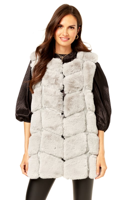 Esta vez el chaleco es imprescindible y este estilo nos encanta. Con un chaleco tipo chaleco de piel sintética con corte tipo caja, estilo sin mangas y cierre de gancho/ojo, combínalo con jeans y una camiseta para lograr un look que nos encanta esta temporada.