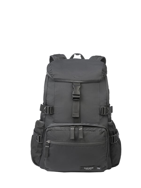 unisex rugzak met gespsluiting. één open binnenzak. twee ritssluitingen aan de voorkant en twee open zijritsen met externe zakken. ontbrekende schouderband.  Handvat van gerecycled polyethyleentereftalaat. een binnencompartiment.  extern materiaal.  Binnenkant van gerecycled polyethyleentereftalaat. Afmetingen: 28x37x15 cm. Modeproduct