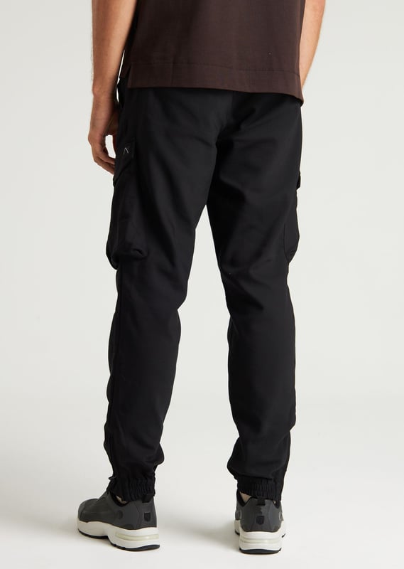 Passform & Material Die Rift.L Flow ist eine schmal zulaufende Cargohose aus einem modernen und technischen Stretch-Baumwollmix. Diese Cargohose hat eine reguläre Passform um die Oberschenkel herum und verengt sich allmählich in Richtung der Knöchel. Durch die Reißverschlüsse an den Knöcheln ist eine individuelle Anpassung möglich.  Details Diese Cargohose verfügt über 7 Taschen, darunter zwei 3D-förmige Cargotaschen mit Druckknopfverschluss. Die rechte Tasche ist mit einer zusätzlichen Tasche-auf-Tasche mit Reißverschluss ausgestattet. Elastische Bänder sind um die Taille und die Knöchel vorhanden. Außerdem ist die Cargohose mit einem Kordelzugverschluss versehen.  Technische Daten  Schmal zulaufende Passform Technischer Stretch-Stoff Verstellbare Knöchelweite 7 Taschen Elastische Bänder Kordelzugverschluss