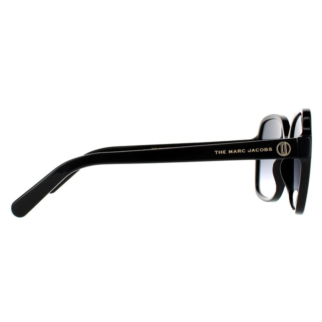 Marc Jacobs zonnebril MARC 526/S 807 9o Black Dark Gray Gradient zijn een stijlvolle vierkante stijl vervaardigd van lichtgewicht acetaat. Het embleem van Marc Jacobs is gegraveerd op de slanke tempels voor merkauthenticiteit.