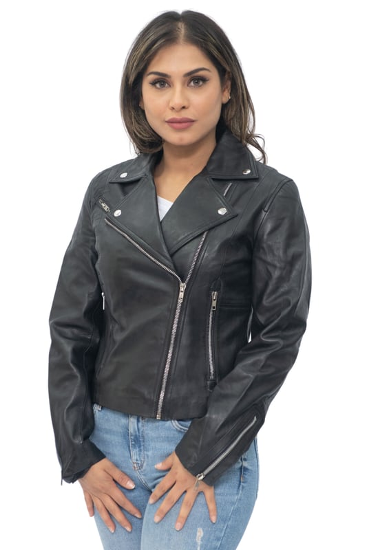 Esta chaqueta está imbuida de un aspecto contemporáneo con un motivo de cremallera, que en este caso aparece completamente en nuestro color plata pulido a mano. La parte delantera cruzada se cierra con una cremallera YKK en ángulo, con bolsillos con cremallera ubicados en la parte delantera de la chaqueta para contribuir a este aspecto moderno. Esta chaqueta, que recuerda a la chaqueta que Marlon Brando convirtió en un icono en los años 50, presenta una solapa ancha con muesca que se puede abrochar con charreteras con tachuelas y se presenta en el clásico color negro y tostado, así como en un rojo intenso, lo que la convierte en una pieza muy llamativa. • 100 % piel de napa ultra suave de primera calidad • Corte ajustado y longitud más corta • Equipada con un cierre de cremallera YKK descentrado y solapa ancha con muesca • Cuenta con 3 bolsillos exteriores con cremallera y puños con cremallera