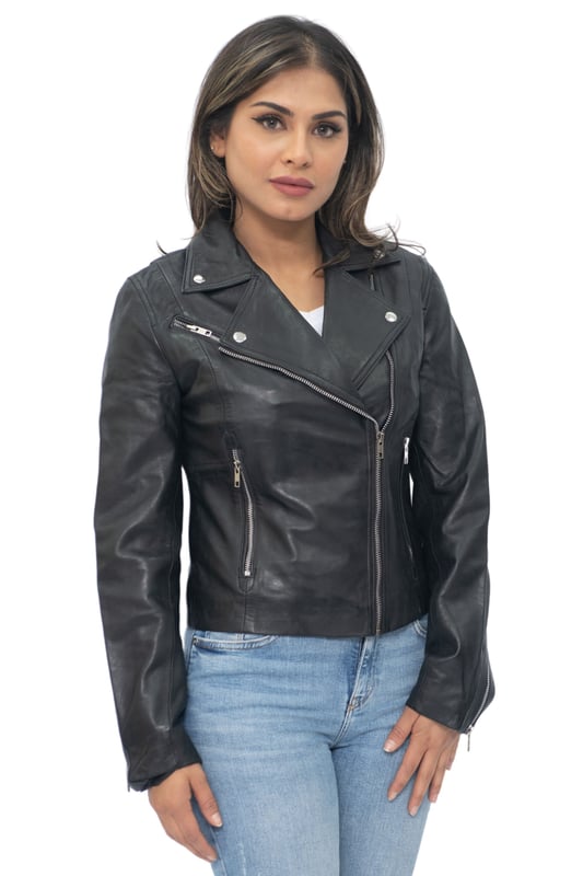 Esta chaqueta está imbuida de un aspecto contemporáneo con un motivo de cremallera, que en este caso aparece completamente en nuestro color plata pulido a mano. La parte delantera cruzada se cierra con una cremallera YKK en ángulo, con bolsillos con cremallera ubicados en la parte delantera de la chaqueta para contribuir a este aspecto moderno. Esta chaqueta, que recuerda a la chaqueta que Marlon Brando convirtió en un icono en los años 50, presenta una solapa ancha con muesca que se puede abrochar con charreteras con tachuelas y se presenta en el clásico color negro y tostado, así como en un rojo intenso, lo que la convierte en una pieza muy llamativa. • 100 % piel de napa ultra suave de primera calidad • Corte ajustado y longitud más corta • Equipada con un cierre de cremallera YKK descentrado y solapa ancha con muesca • Cuenta con 3 bolsillos exteriores con cremallera y puños con cremallera