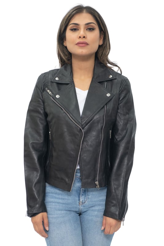 Esta chaqueta está imbuida de un aspecto contemporáneo con un motivo de cremallera, que en este caso aparece completamente en nuestro color plata pulido a mano. La parte delantera cruzada se cierra con una cremallera YKK en ángulo, con bolsillos con cremallera ubicados en la parte delantera de la chaqueta para contribuir a este aspecto moderno. Esta chaqueta, que recuerda a la chaqueta que Marlon Brando convirtió en un icono en los años 50, presenta una solapa ancha con muesca que se puede abrochar con charreteras con tachuelas y se presenta en el clásico color negro y tostado, así como en un rojo intenso, lo que la convierte en una pieza muy llamativa. • 100 % piel de napa ultra suave de primera calidad • Corte ajustado y longitud más corta • Equipada con un cierre de cremallera YKK descentrado y solapa ancha con muesca • Cuenta con 3 bolsillos exteriores con cremallera y puños con cremallera