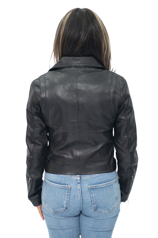 Esta chaqueta está imbuida de un aspecto contemporáneo con un motivo de cremallera, que en este caso aparece completamente en nuestro color plata pulido a mano. La parte delantera cruzada se cierra con una cremallera YKK en ángulo, con bolsillos con cremallera ubicados en la parte delantera de la chaqueta para contribuir a este aspecto moderno. Esta chaqueta, que recuerda a la chaqueta que Marlon Brando convirtió en un icono en los años 50, presenta una solapa ancha con muesca que se puede abrochar con charreteras con tachuelas y se presenta en el clásico color negro y tostado, así como en un rojo intenso, lo que la convierte en una pieza muy llamativa. • 100 % piel de napa ultra suave de primera calidad • Corte ajustado y longitud más corta • Equipada con un cierre de cremallera YKK descentrado y solapa ancha con muesca • Cuenta con 3 bolsillos exteriores con cremallera y puños con cremallera