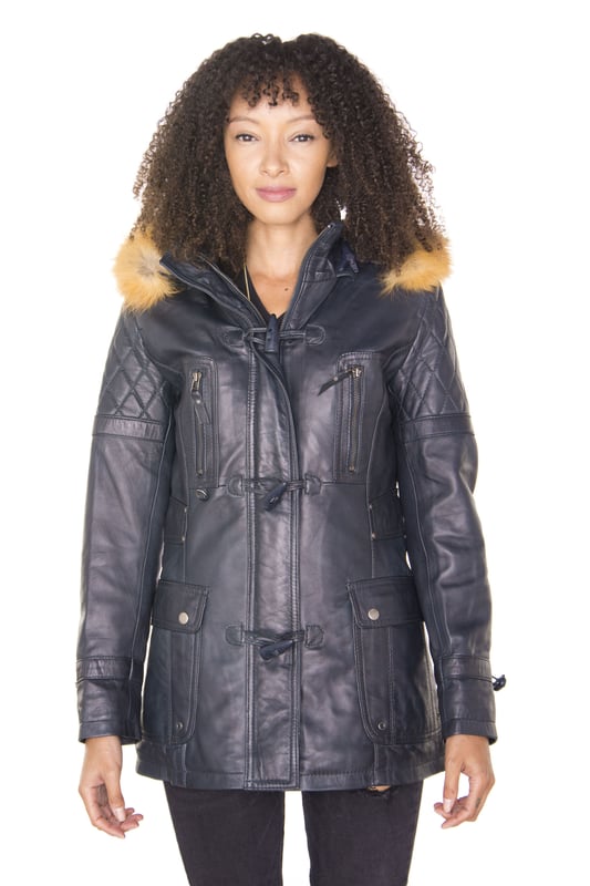 Si buscas añadir un poco de exuberancia a tus conjuntos de invierno, esta preciosa parka es una gran opción. Esta chaqueta presenta un lujoso acolchado de diamantes que se asienta sobre una chaqueta de cuero ultra suave que se logra mediante el uso de nuestro acabado de napa de primera calidad. Para mayor calidez, hemos introducido una capucha desmontable, que está forrada de piel para mayor comodidad y para darle a esta chaqueta un toque elegante. Debajo de la capucha hay un cuello alto con embudo que es ideal para protegerse del viento y se puede abrochar con un cierre tradicional de palanca. Para mayor practicidad, esta chaqueta cuenta con dos bolsillos con solapa en la cintura y bolsillos adicionales con cremallera que corren verticalmente a lo largo del pecho. • 100% cuero napa ultra suave de primera calidad • Cuenta con capucha de piel desmontable, cuatro bolsillos exteriores y puños ajustables • Cuello alto con detalles acolchados en los hombros, la espalda y la capucha