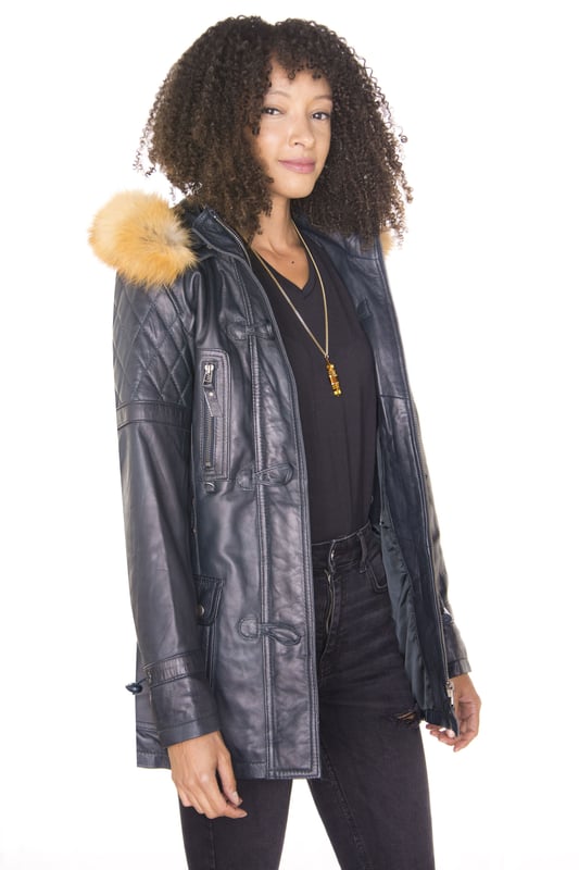Si buscas añadir un poco de exuberancia a tus conjuntos de invierno, esta preciosa parka es una gran opción. Esta chaqueta presenta un lujoso acolchado de diamantes que se asienta sobre una chaqueta de cuero ultra suave que se logra mediante el uso de nuestro acabado de napa de primera calidad. Para mayor calidez, hemos introducido una capucha desmontable, que está forrada de piel para mayor comodidad y para darle a esta chaqueta un toque elegante. Debajo de la capucha hay un cuello alto con embudo que es ideal para protegerse del viento y se puede abrochar con un cierre tradicional de palanca. Para mayor practicidad, esta chaqueta cuenta con dos bolsillos con solapa en la cintura y bolsillos adicionales con cremallera que corren verticalmente a lo largo del pecho. • 100% cuero napa ultra suave de primera calidad • Cuenta con capucha de piel desmontable, cuatro bolsillos exteriores y puños ajustables • Cuello alto con detalles acolchados en los hombros, la espalda y la capucha