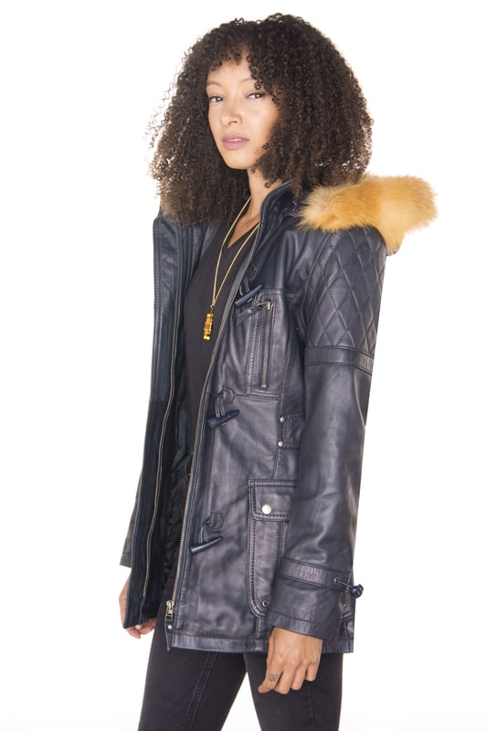Si buscas añadir un poco de exuberancia a tus conjuntos de invierno, esta preciosa parka es una gran opción. Esta chaqueta presenta un lujoso acolchado de diamantes que se asienta sobre una chaqueta de cuero ultra suave que se logra mediante el uso de nuestro acabado de napa de primera calidad. Para mayor calidez, hemos introducido una capucha desmontable, que está forrada de piel para mayor comodidad y para darle a esta chaqueta un toque elegante. Debajo de la capucha hay un cuello alto con embudo que es ideal para protegerse del viento y se puede abrochar con un cierre tradicional de palanca. Para mayor practicidad, esta chaqueta cuenta con dos bolsillos con solapa en la cintura y bolsillos adicionales con cremallera que corren verticalmente a lo largo del pecho. • 100% cuero napa ultra suave de primera calidad • Cuenta con capucha de piel desmontable, cuatro bolsillos exteriores y puños ajustables • Cuello alto con detalles acolchados en los hombros, la espalda y la capucha