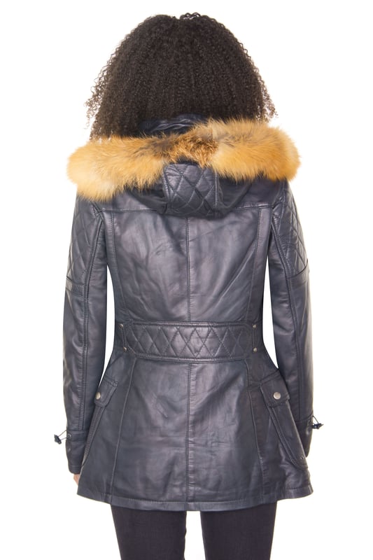 Si buscas añadir un poco de exuberancia a tus conjuntos de invierno, esta preciosa parka es una gran opción. Esta chaqueta presenta un lujoso acolchado de diamantes que se asienta sobre una chaqueta de cuero ultra suave que se logra mediante el uso de nuestro acabado de napa de primera calidad. Para mayor calidez, hemos introducido una capucha desmontable, que está forrada de piel para mayor comodidad y para darle a esta chaqueta un toque elegante. Debajo de la capucha hay un cuello alto con embudo que es ideal para protegerse del viento y se puede abrochar con un cierre tradicional de palanca. Para mayor practicidad, esta chaqueta cuenta con dos bolsillos con solapa en la cintura y bolsillos adicionales con cremallera que corren verticalmente a lo largo del pecho. • 100% cuero napa ultra suave de primera calidad • Cuenta con capucha de piel desmontable, cuatro bolsillos exteriores y puños ajustables • Cuello alto con detalles acolchados en los hombros, la espalda y la capucha