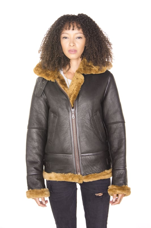 La B3, que se originó en 1934, fue diseñada para ser lo más cálida y cómoda posible, y esta chaqueta se destaca en ese sentido. Confeccionada con piel de oveja de doble cara de la más alta calidad, esta es una chaqueta de primera calidad que cuenta con un cierre de cremallera YKK de longitud completa que se puede dejar abierta en diferentes longitudes para exponer el grueso forro de piel de oveja que aparece en un rico color jengibre o crema. El cuello cuenta con una hebilla que permite abrocharlo para mayor calidez y la cintura cuenta con correas que pueden ajustar el uso de esta chaqueta para complementar el diseño de ajuste ajustado. También hemos introducido dos bolsillos abiertos en la cintura para un almacenamiento de fácil acceso. • Confeccionada con piel de oveja de doble cara de alta calidad • El grueso forro de piel de oveja es famoso por brindar calidez y comodidad • Cuenta con un cierre de cremallera YKK y una hebilla para abrochar el cuello • Con dos bolsillos abiertos en la cintura