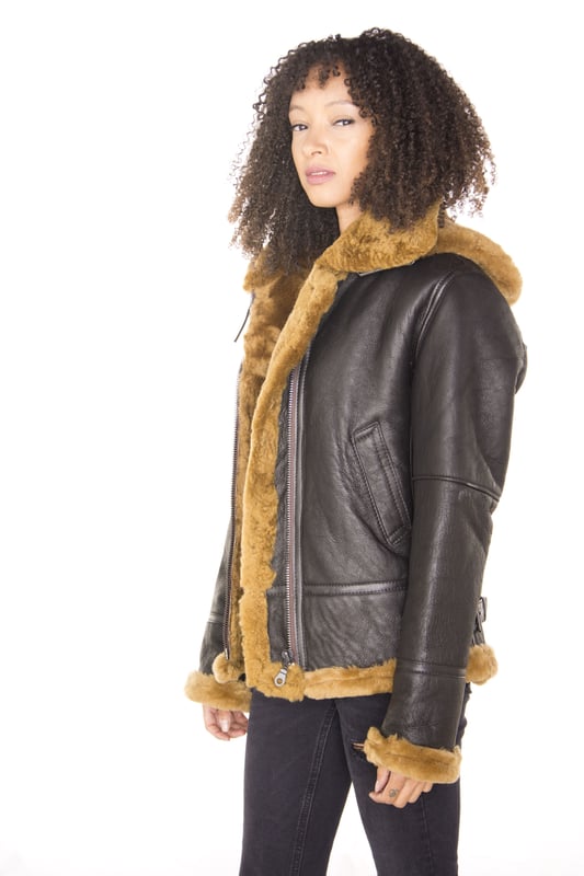 La B3, que se originó en 1934, fue diseñada para ser lo más cálida y cómoda posible, y esta chaqueta se destaca en ese sentido. Confeccionada con piel de oveja de doble cara de la más alta calidad, esta es una chaqueta de primera calidad que cuenta con un cierre de cremallera YKK de longitud completa que se puede dejar abierta en diferentes longitudes para exponer el grueso forro de piel de oveja que aparece en un rico color jengibre o crema. El cuello cuenta con una hebilla que permite abrocharlo para mayor calidez y la cintura cuenta con correas que pueden ajustar el uso de esta chaqueta para complementar el diseño de ajuste ajustado. También hemos introducido dos bolsillos abiertos en la cintura para un almacenamiento de fácil acceso. • Confeccionada con piel de oveja de doble cara de alta calidad • El grueso forro de piel de oveja es famoso por brindar calidez y comodidad • Cuenta con un cierre de cremallera YKK y una hebilla para abrochar el cuello • Con dos bolsillos abiertos en la cintura